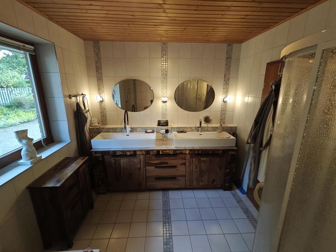 One Roof – Two Self-Contained Houses – Badezimmer Haus 1