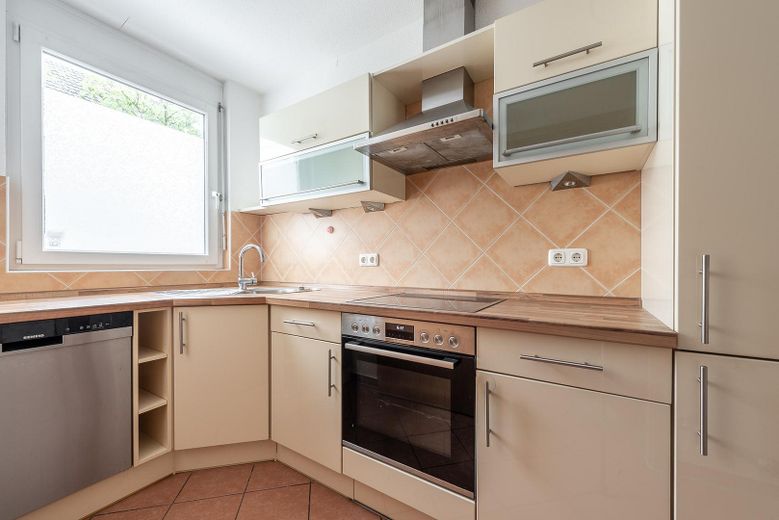 Zentrales und energieeffizientes Townhouse mit Tiefgarage und Keller – Küche links