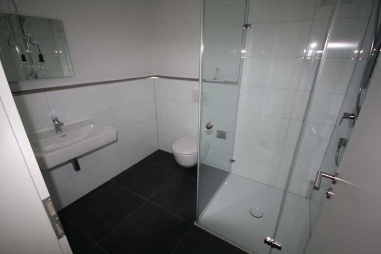 ++ EXCLUSIVES PENTHOUSE IN KORNTAL: BARRIEREFREI MIT AUFZUG - DACHTERRASSE MIT STADTBLICK ++ – Gästebad