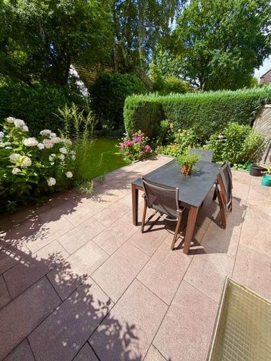 Bifamiliare ben curata con giardino privato e terrazza in ambita zona residenziale per famiglie a Sasel – Terrasse