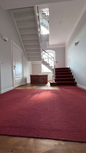 Penthouse-Traum mit Weitblick - Stillvolles Wohnen auf Rügen – Treppenhaus mit Truhe