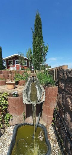 kleiner Wasserfall im Garten