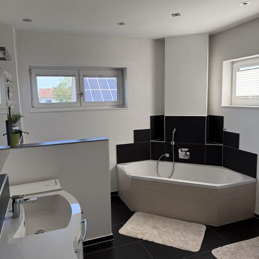 Modernes Einfamilienhaus mit Wintergarten, Doppelgarage und liebevoll angelegtem Garten in Schwendi – Eckbadewanne