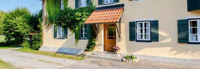 Wohnen im Grünen: Charaktervolle 3-Zimmer-Wohnung mit zwei Balkonen und Gartenidylle