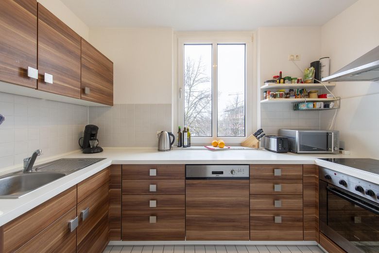 Schöne, helle 2-Zimmer-Wohnung mit Tageslichtbad und Balkon sowie Tiefgarage – Küche