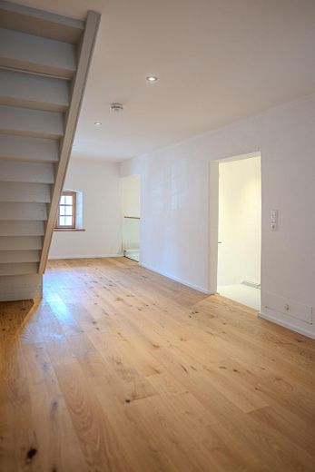 Einzigartiges Bauernhaus 1482 – Luxus-Sanierung & Erstbezug – Treppenhaus OG II