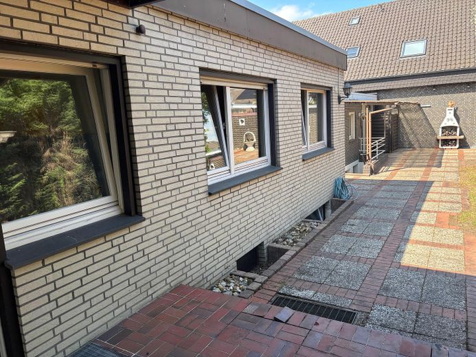 Bungalow mit großer Doppelgarage in ruhiger, zentraler Lage auf tollem Grundstück – Aussenansicht vom Garten