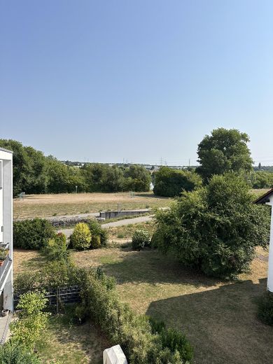 Hochwertig sanierte 4-Zimmer-Maisonette | 110 m² | 2 Bäder | Balkon | ruhige Lage an den Mainwiesen – Blick aus DG