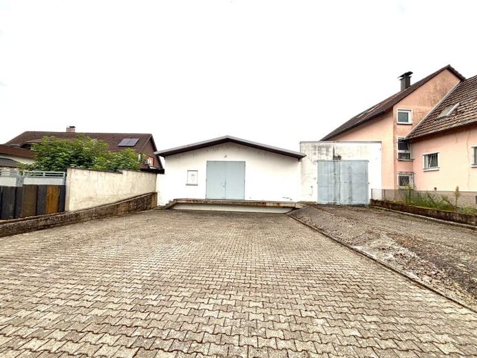 Plenty of space: Dry storage hall with outdoor area, parking spaces and loading ramp – Photo 1
