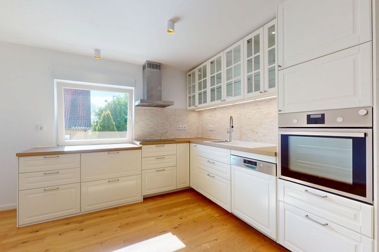 helle geräumige Küche