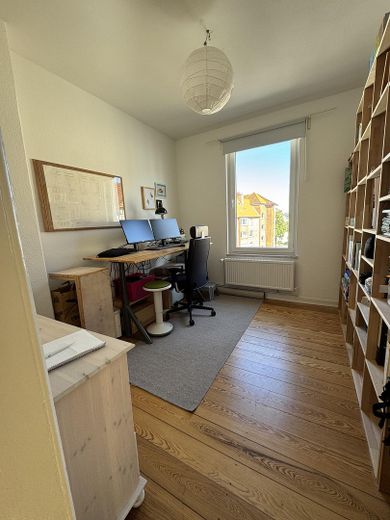 gern an WG`s, Charmante Altbauwohnung mit 2 Balkonen, 3–4 Zimmer, EBK, Bad mit Badewanne – Arbeitszimmer