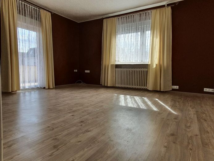 Casa per più generazioni con due unità abitative separate – Wohnzimmer 1.OG