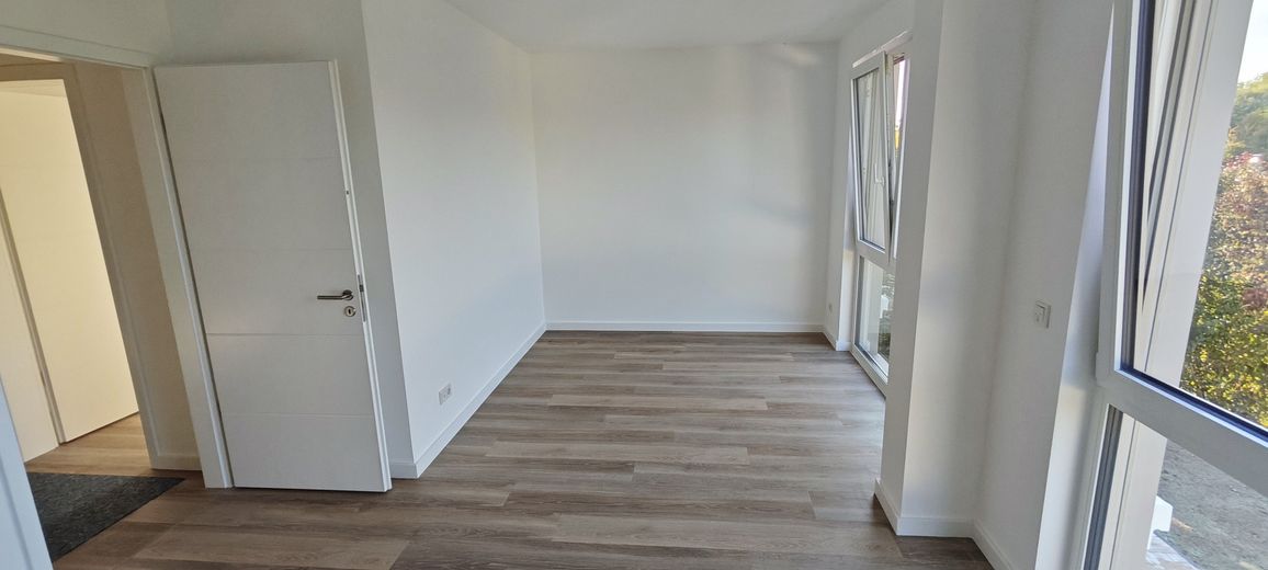 2026’da ilk kez oturuma hazır: Magdeburg’un güneyinde ikiz evin yarısı – bahçe, şömine, ısı pompası, 150 m², A+ – Schlafzimmer, Blick zur Tür