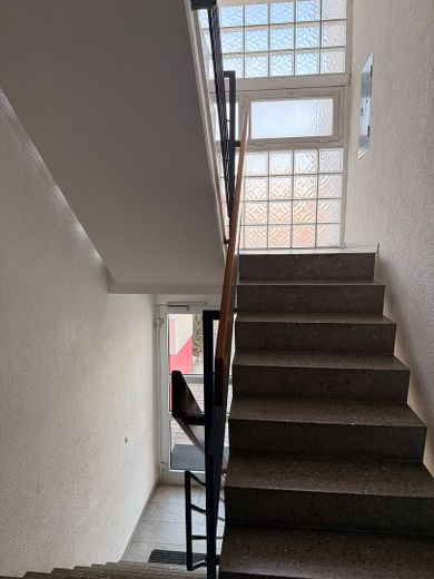 Sofort verfügbar: Gepflegte 3-Zimmer-Wohnung mit Tiefgarage & großem Südwestbalkon in gefragter Lage – Gepflegtes Treppenhaus