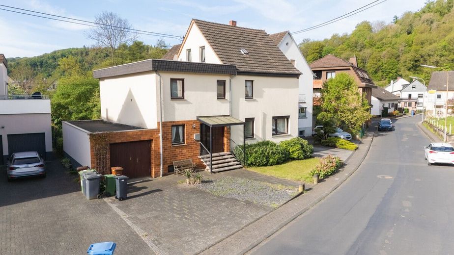Großes Wohnhaus mit Garage, Garten und Zugang zum Fockenbach: Viel Raum für Ideen in Niederbreitbach – Eingangsseite