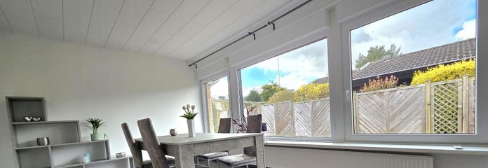 Wohnzimmer mit großer Fensterf