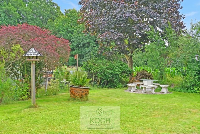 Individuelles Architektenhaus mit schönem Grundstück in ruhiger Lage – Sitzecke_Garten'