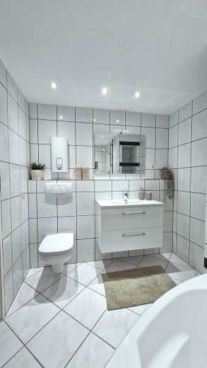 Frisch renoviert, ohne Provision >> 3-Zimmer-Eigentumswohnung, Balkon & Tiefgarage – Bad mit Waschtisch