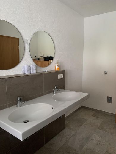 Casa atractiva con 6,5 habitaciones y cocina equipada en Fridingen – Badezimmer EG