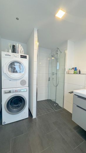 Modernes Townhouse am Rheinauer See – 5,5 Zimmer, 2 Terrassen, Garage & Top-Ausstattung – Bad 2 mit Dusche, Bild 2