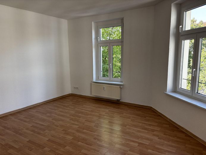 Luminoso appartamento di 3 locali con ascensore, nuova cucina componibile e bagno rinnovato – Wohnzimmer mit Grünblick