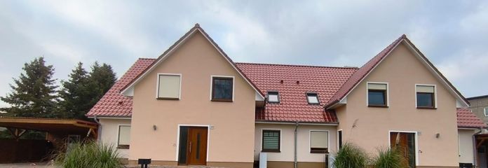 Neubau Erstbezug -  energieeffiziente Mittelwohnung im Reihenhaus für Familien zu vermieten – Frontansicht (Baugleich)