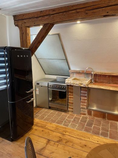Renovierte 2,5-Zimmer Möblierte Wohnung Galerie Loft in Rottenburg – Einbauküche mit Kühlschrank