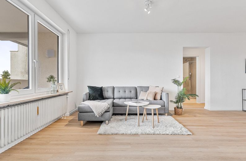 Wohnzimmer mit Balkonzugang