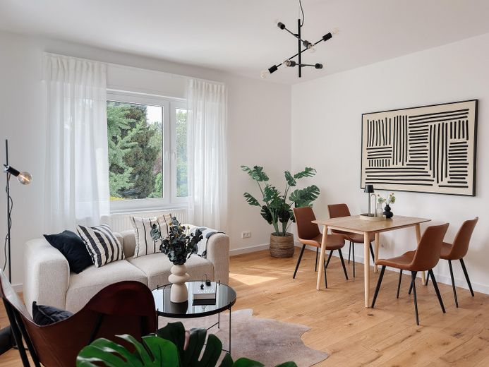 Frankfurt vor der Haustür: hochwertige 84-m²-Wohnung mit Balkon im stilvollen 3-Parteien-Haus – zweite Perspektive Wohnbereich