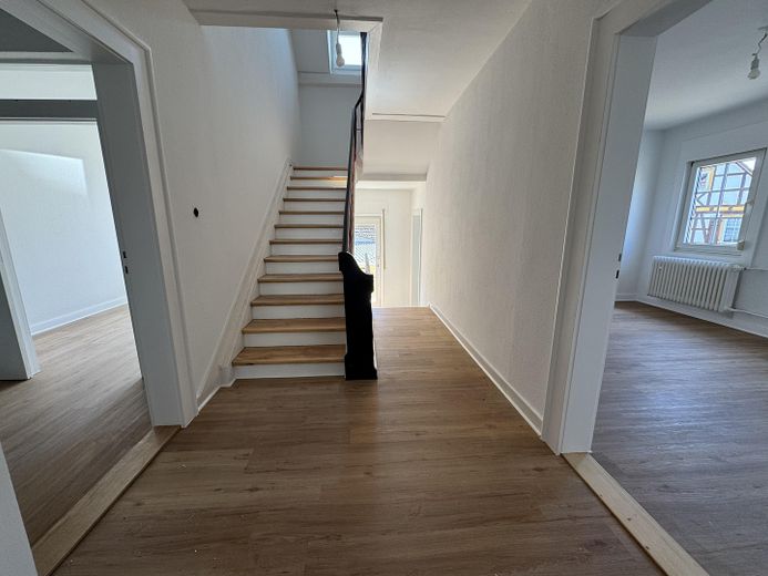 Großzügiges Wohnhaus mit 200 m² Wohnfläche – frisch renoviert in Brensbach-Wersau – Treppenhaus 1.OG