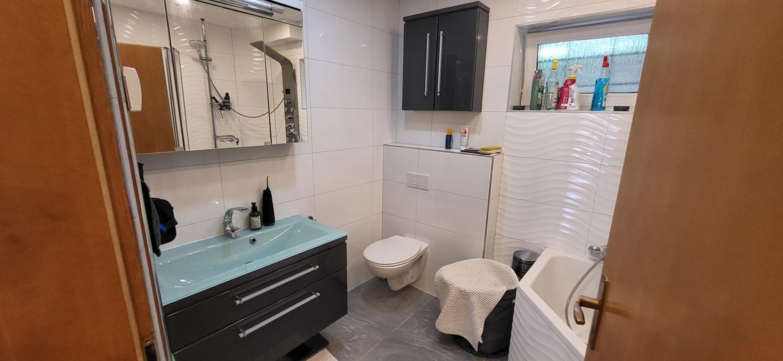 Exclusive 3-room apartment, fitted kitchen, terrace, winter garden + garden, top location Pforzheim Nordstadt – Neues Bad mit Fenster