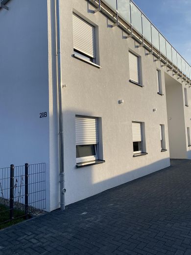 Nuova costruzione 2022 | Appartamento al piano terra di 3,5 locali con giardino, terrazza e ascensore a Hannover-Misburg – Foto 1