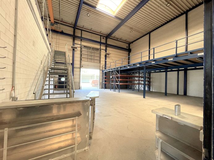 उत्पादन, भंडारण और ऑर्डर तैयार करने के लिए वाणिज्यिक संपत्ति – Lagerhalle / Magazin