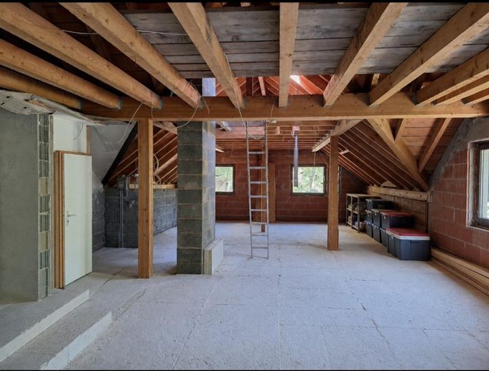 Großzügiges Wohnen im gepflegten Landhaus (nähe Golfplatz/Waldrand) PROVISIONSFREI – Dachboden KI generiert