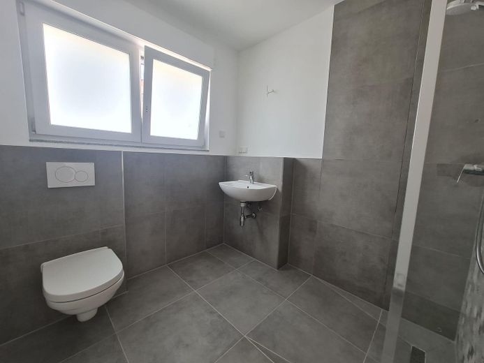 ERSTBEZUG NACH SANIERUNG – MODERNE 2-ZIMMER-WOHNUNG MIT GROSSER TERRASSE UND EINBAUKÜCHE – Badezimmer