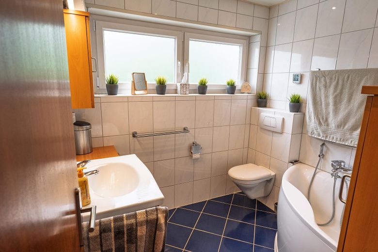 Großzügige Doppelhaushälfte mit Wohlfühlgarten in ruhiger Lage - provisionsfrei von privat – Badezimmer OG
