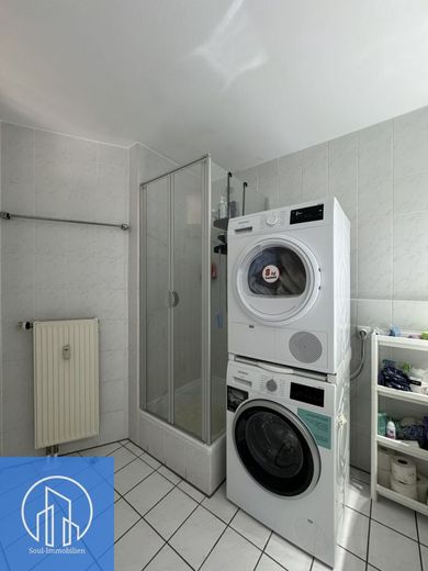 Familienfreundliche 3,5-Zimmer-Wohnung mit West-Loggia, EBK &amp; Tiefgaragenstellplatz – Badezimmer 1.1