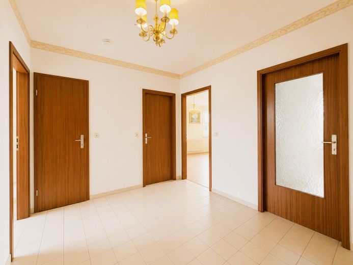 Großzügige 3-Zimmer-Eigentumswohnung mit Loggia und zwei Tiefgaragenstellplätzen – Flur