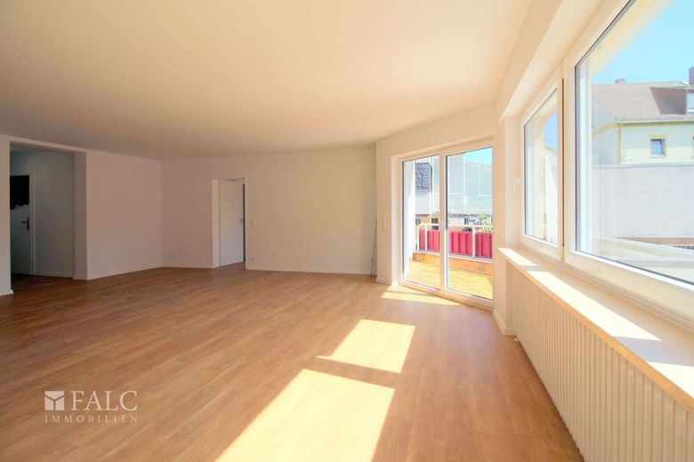 Sanierte Wohnung mit großem Wohnzimmer! – Wohnzimmer