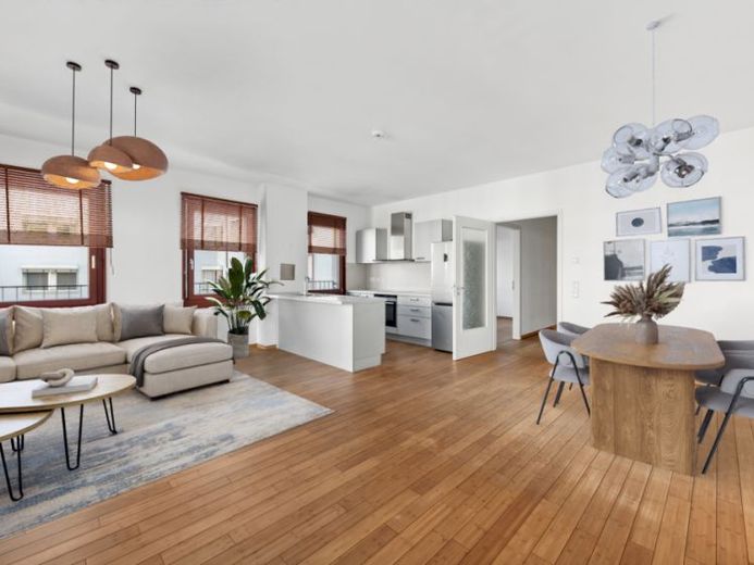 Ab sofort bezugsfrei! Geräumige 3 Zimmer- Wohnung mit großzügigem Balkon & Tiefgarage! – Foto 1