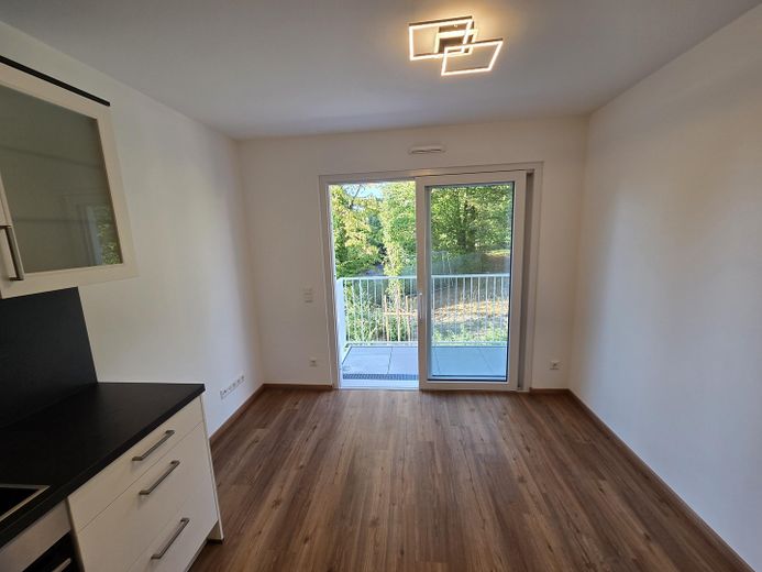 Neubau - Erstbezug - sofort verfügbar! Exklusive 2-Zi-Wohnung mit EBK und Balkon sowie Tiefgarage – Wohn-/ Essbereich