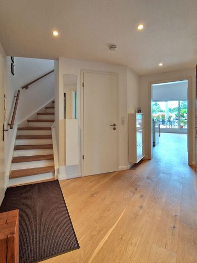 Courtagefrei: Helle und zentral gelegene DG-Maisonette-Wohnung mit Galerie und Sonnenterrasse – 11_Flur_1