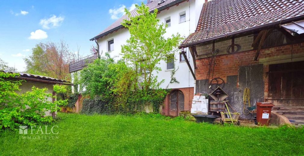 Viel Fläche, noch mehr Möglichkeiten! 3-Stöckiges Landhaus mit XXL Scheune - FALC Immobilien – Außenansicht