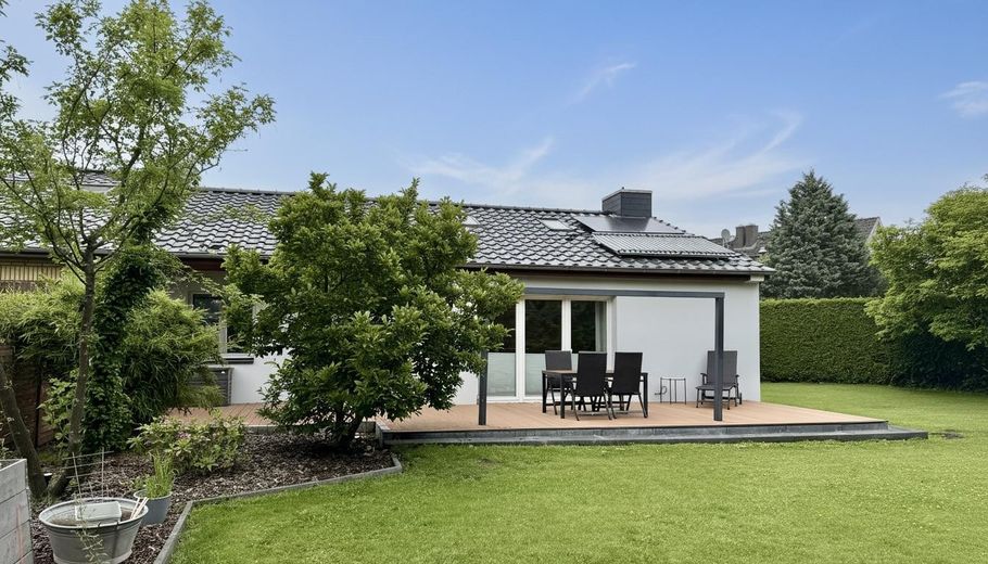 Provisionsfrei - Helles Reihenendhaus mit großer Terrasse, Sauna im Garten und Einzelgarage – Terrasse
