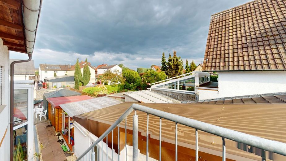 Ruhig gelegenes EFH mit Sanierungspotential | Balkon, Garten &amp; Wintergarten  | Garage inkl. – Treppenaufgang