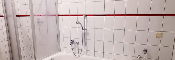 Bad mit Dusche und Badewanne