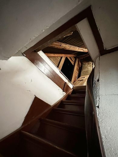 VICINO AL CENTRO! Appartamento mansardato, unità condominiale in edificio plurifamiliare ristrutturato – Spitzboden (nicht ausgebaut)