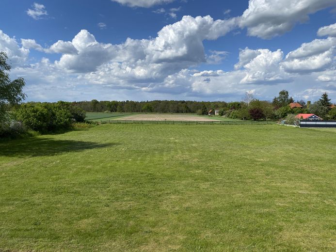 NEU! Ikonische, lichtdurchflutete Landhaus Villa mit Einliegerwohnung & mögl. Grundstkserweiterung –  Blick aus Duschbad, Flur