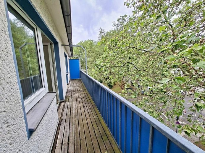 CITYHOUSE: Zentrale 3 Zimmer Wohnung in der Südstadt mit zwei Balkonen, Keller und separater Garage – Balkon zur Straßenseite