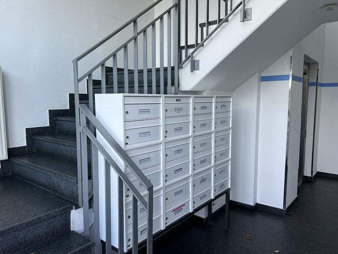 Attraktive Einzelbüros "all inclusive" in zentraler Lage von Spandau – Treppenhaus mit Aufzug